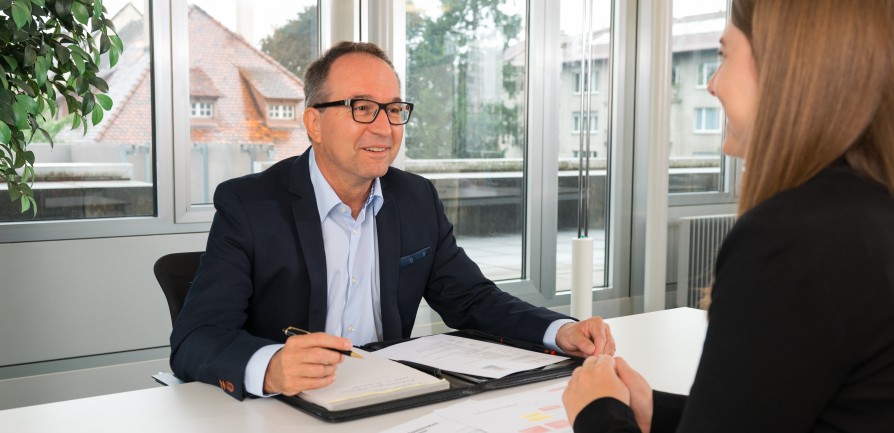 Mann und Frau im Gespräch. Dialogue entre homme et femme. Dialogo tra uomo e donna.