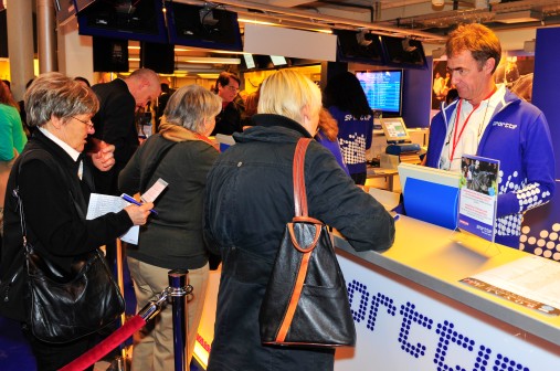 Kunden am Sporttip-Schalter. Clients au guichet Sporttip. Clienti allo sportello Sporttip.