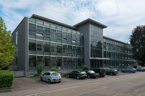 Swisslos Gebäude von vorne. Façade de l'édifice de Swisslos. Facciata dell'edificio di Swisslos.