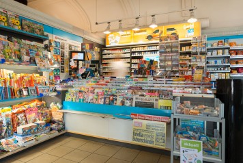 Prise de vue intérieure d'un kiosque à journaux 