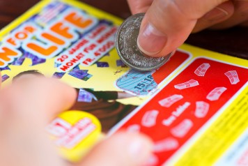 Gros plan: grattage du billet Win for Life