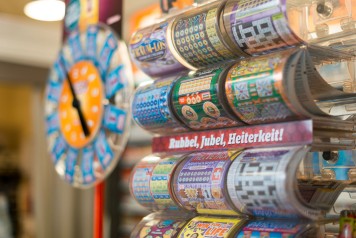 Gros plan sur la boîte des billets avec la roue des billets Happy Day 