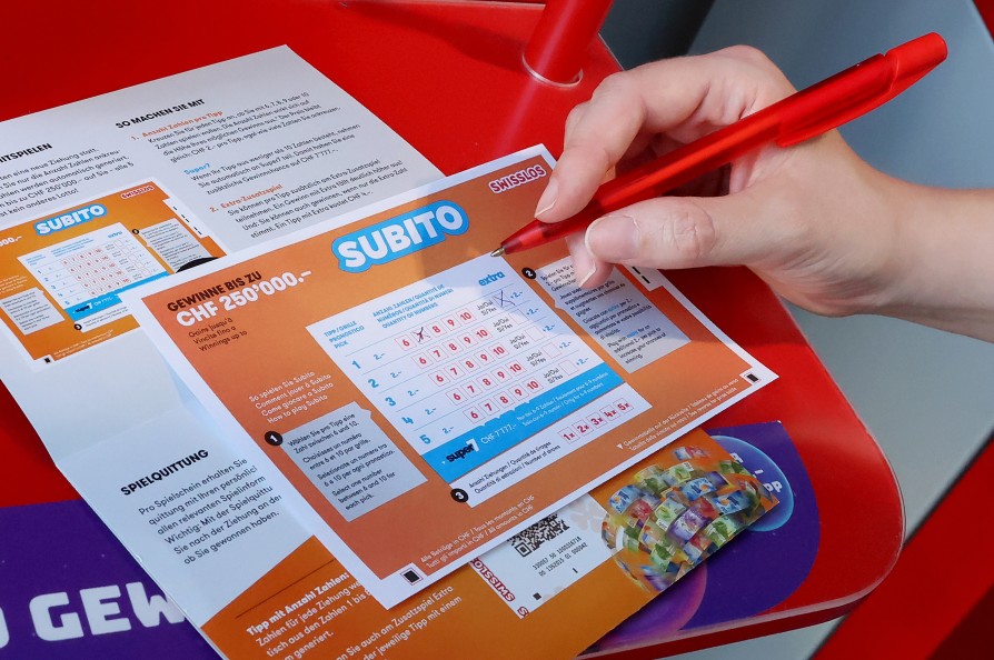 Nahaufnahme, wie ein Spieler einen Subito Spielschein ausfüllt. Gros plan sur un joueur remplissant le bulletin Subito. Primo piano di un giocatore che compila la schedina Subito.